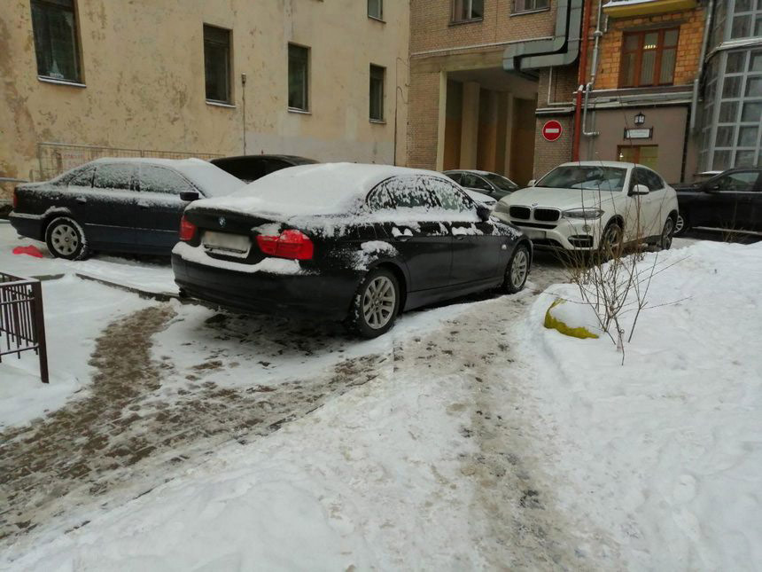 Такси паркуется во дворе. Ауди q7 белая припаркована во дворе. Шкода Фабия во дворе припаркованная. Парковаться негде везде снег.