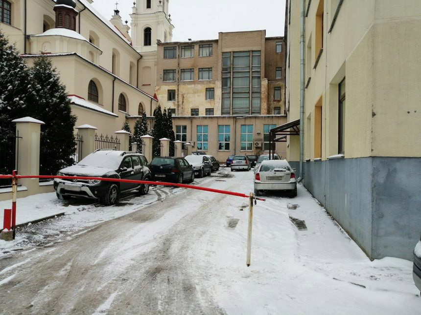 Во двор прокуратуры никто не рискует заезжать, а жильцы простого дома страдают. Как в центре Минска развернулась 