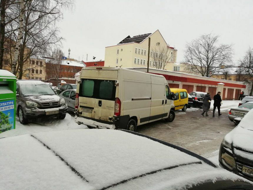 Газель паркуется во дворе. Парковаться негде везде снег.