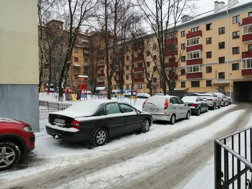 Во двор прокуратуры никто не рискует заезжать, а жильцы простого дома страдают. Как в центре Минска развернулась 