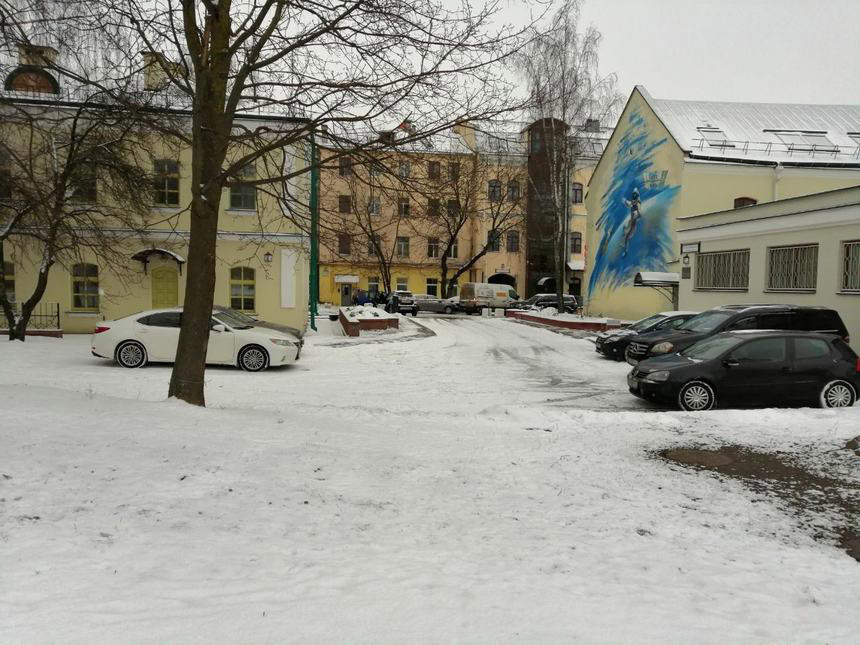 Во двор прокуратуры никто не рискует заезжать, а жильцы простого дома страдают. Как в центре Минска развернулась 