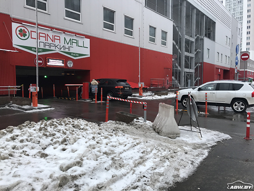 Попытка протестировать платную парковку в Dana Mall вылилась в большой затор