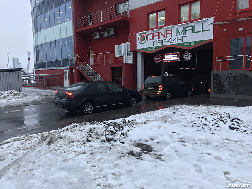 Попытка протестировать платную парковку в Dana Mall вылилась в большой затор