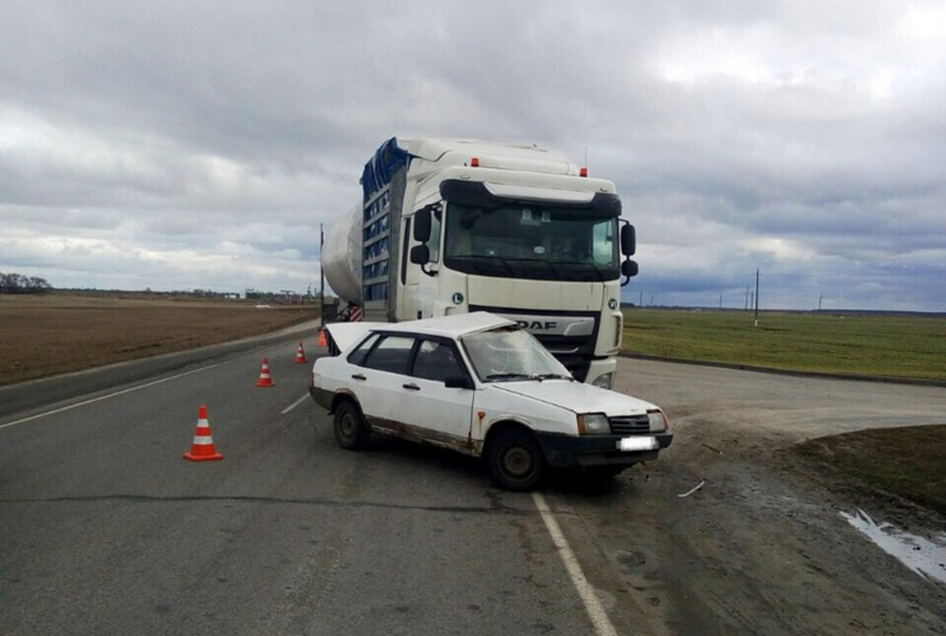 Трое пострадавших в ДТП в Житковичском районе. Водитель ВАЗ при развороте не уступил дорогу грузовику (добавлено видео)