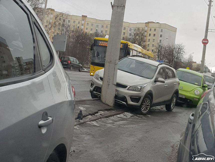 Мастер парковки. Водитель KIA в Минске припарковал свой автомобиль в столб