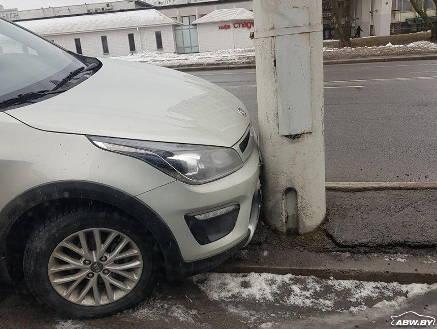 Мастер парковки. Водитель KIA в Минске припарковал свой автомобиль в столб