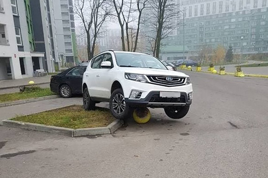 Мастер парковки. Водитель KIA в Минске припарковал свой автомобиль в столб