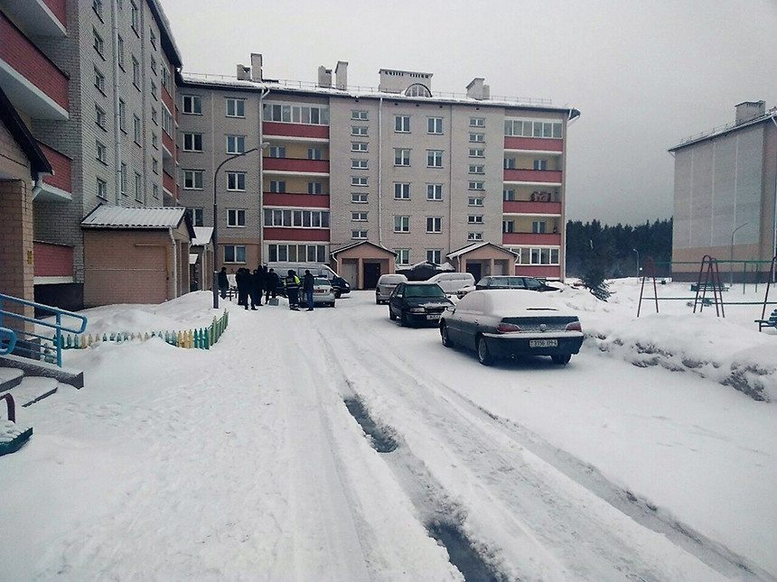 В Новогрудке восьмилетняя девочка поскользнулась и упала под колеса автомобиля