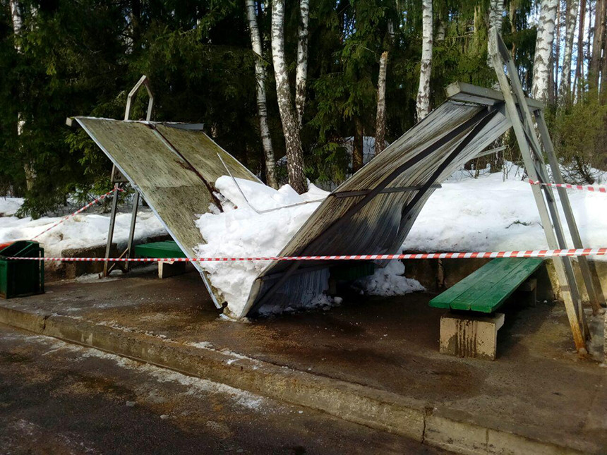 В минском микрорайоне Сосны под тяжестью снега рухнула автобусная остановка