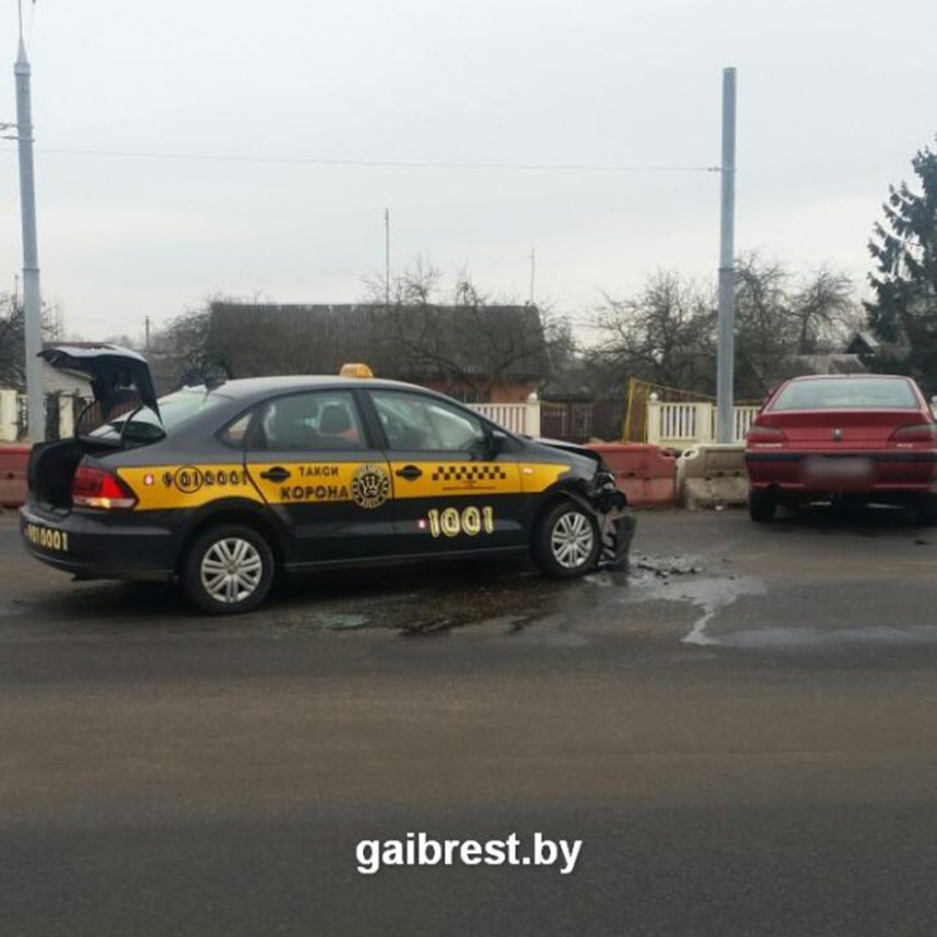 В Бресте водитель Peugeot во время разворота не уступил дорогу Volkswagen