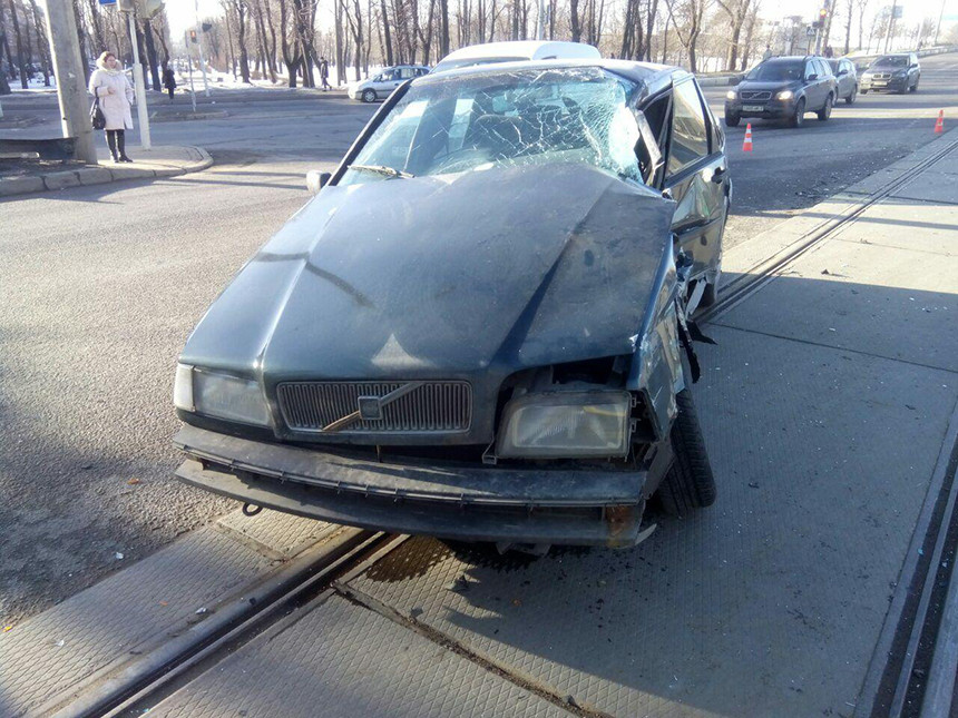 Не уступил дорогу при повороте налево. В Минске Volvo попал под трамвай