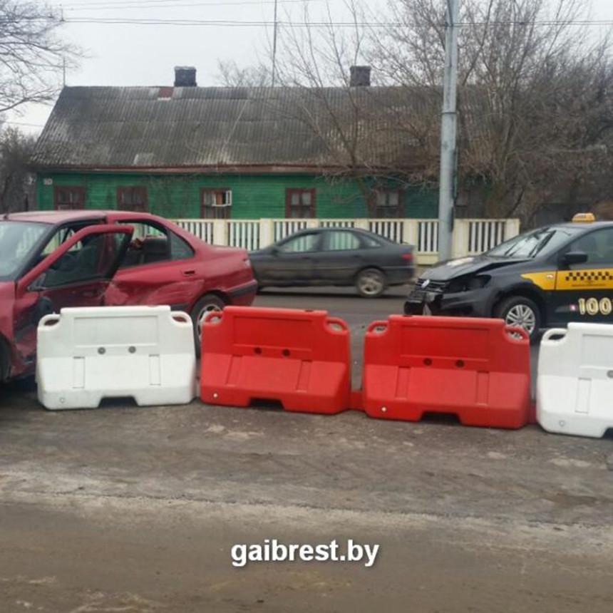 В Бресте водитель Peugeot во время разворота не уступил дорогу Volkswagen
