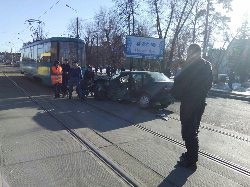 Не уступил дорогу при повороте налево. В Минске Volvo попал под трамвай