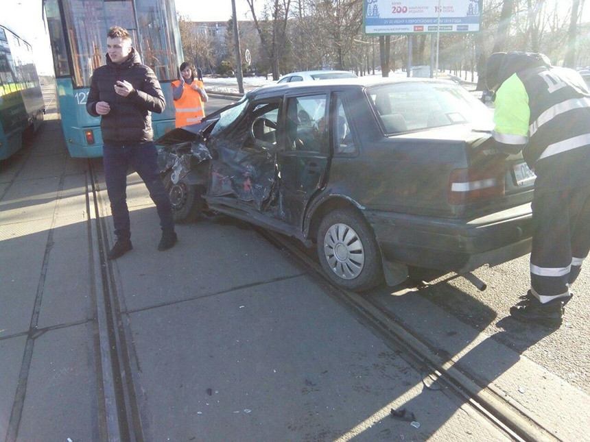 Не уступил дорогу при повороте налево. В Минске Volvo попал под трамвай