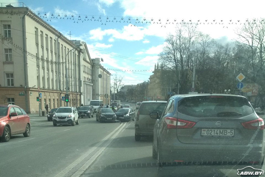 На улице Свердлова в Минске столкнулись два автомобиля. Авария попала на видеорегистратор