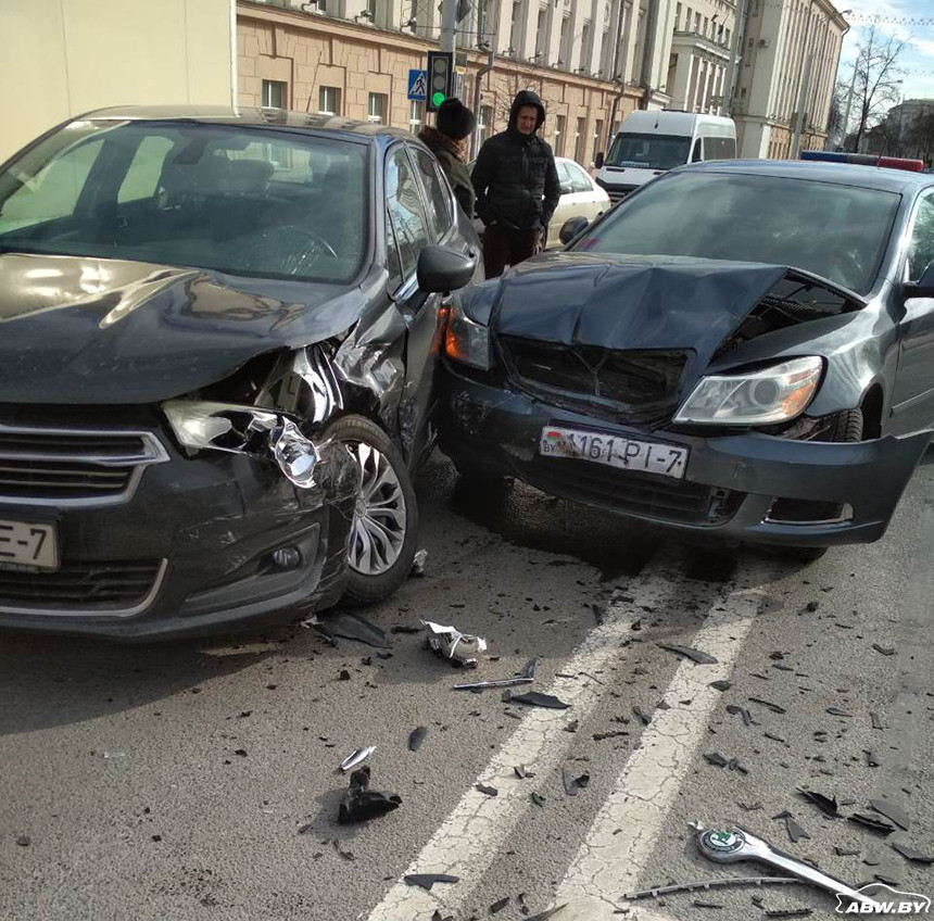 На улице Свердлова в Минске столкнулись два автомобиля. Авария попала на видеорегистратор