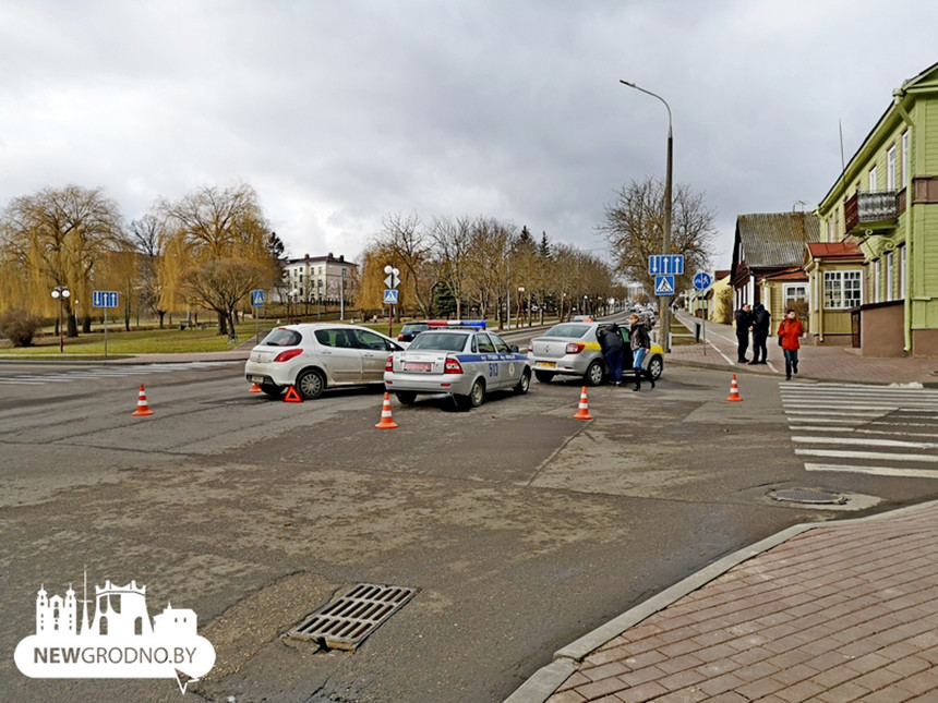 В Гродно произошло ДТП с участием Peugeot и автомобиля службы 