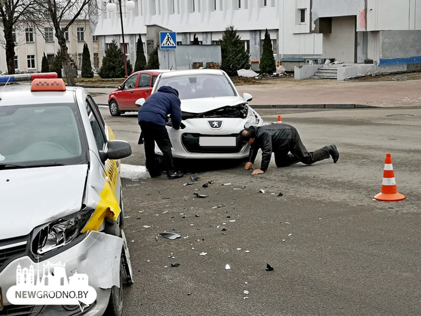 В Гродно произошло ДТП с участием Peugeot и автомобиля службы 