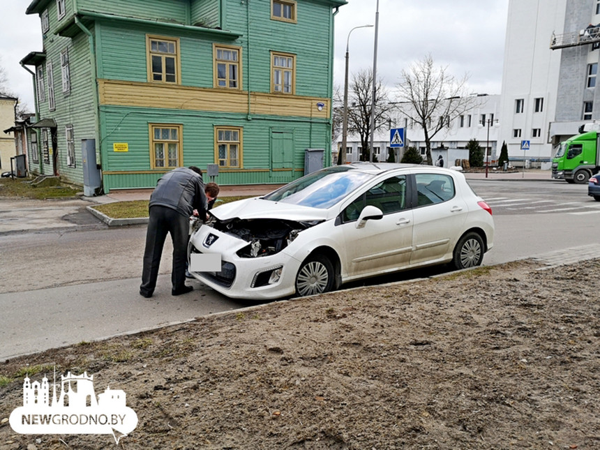 В Гродно произошло ДТП с участием Peugeot и автомобиля службы 