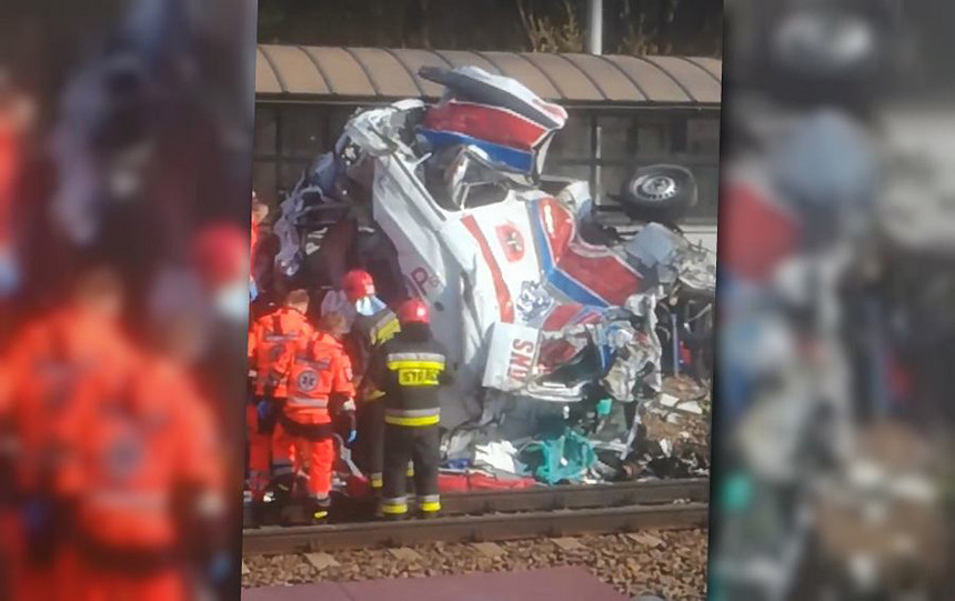 Видеофакт. В Польше поезд на полном ходу врезался в автомобиль скорой помощи