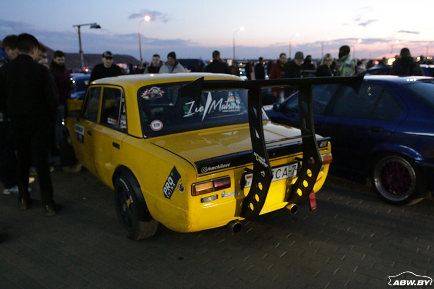 От Mercedes R107 до Ford Mustang. В Минске состоялась сходка клуба индивидуальных авто. Фоторепортаж
