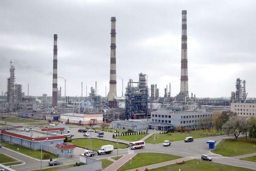 Кто заплатит за ущерб, куда денут плохую нефть и какое будем покупать топливо? Обновлено: загрязненная нефть пошла в Европу