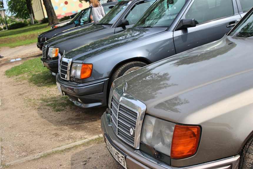 Репортаж с Benz Fest: редчайший Mercedes R107, спортивный 190Е 2.3-16 и S124 в состоянии нового авто
