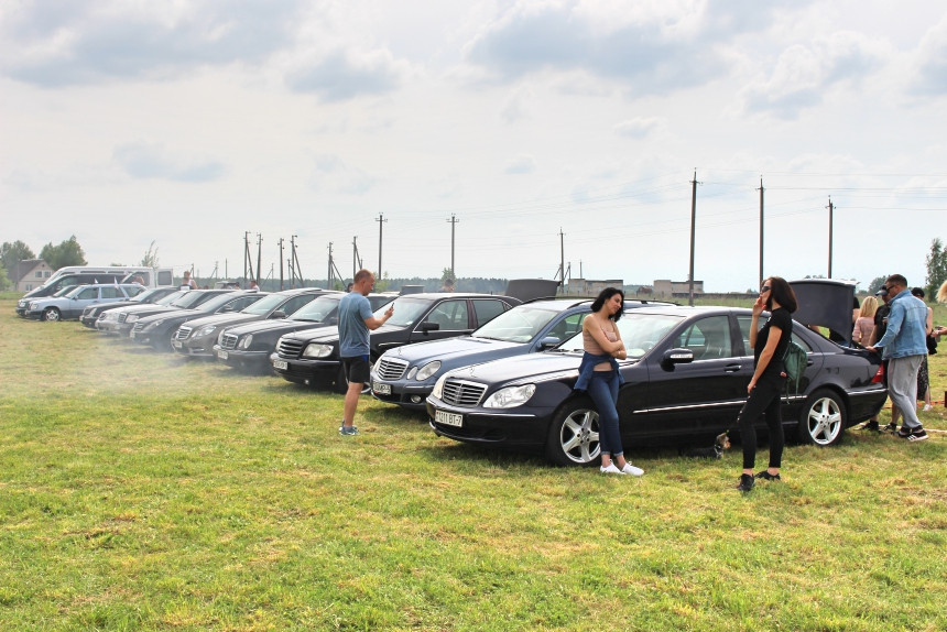 Репортаж с Benz Fest: редчайший Mercedes R107, спортивный 190Е 2.3-16 и S124 в состоянии нового авто
