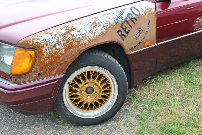 Репортаж с Benz Fest: редчайший Mercedes R107, спортивный 190Е 2.3-16 и S124 в состоянии нового авто