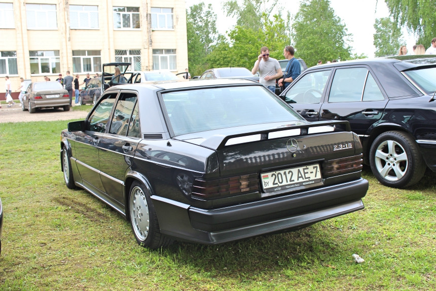 Репортаж с Benz Fest: редчайший Mercedes R107, спортивный 190Е 2.3-16 и S124 в состоянии нового авто