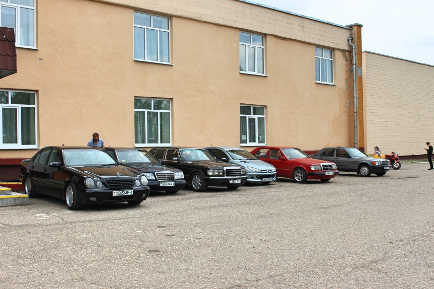 Репортаж с Benz Fest: редчайший Mercedes R107, спортивный 190Е 2.3-16 и S124 в состоянии нового авто