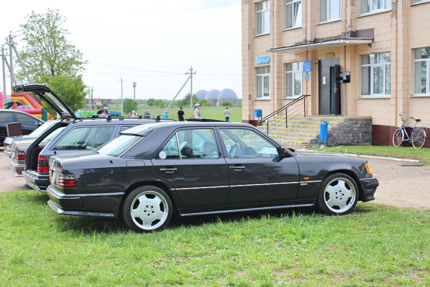 Репортаж с Benz Fest: редчайший Mercedes R107, спортивный 190Е 2.3-16 и S124 в состоянии нового авто