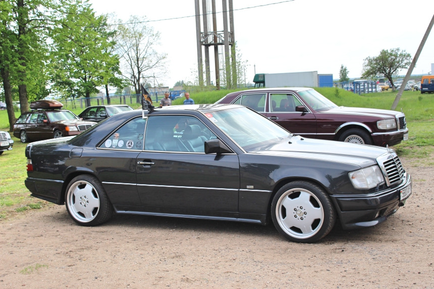 Репортаж с Benz Fest: редчайший Mercedes R107, спортивный 190Е 2.3-16 и S124 в состоянии нового авто