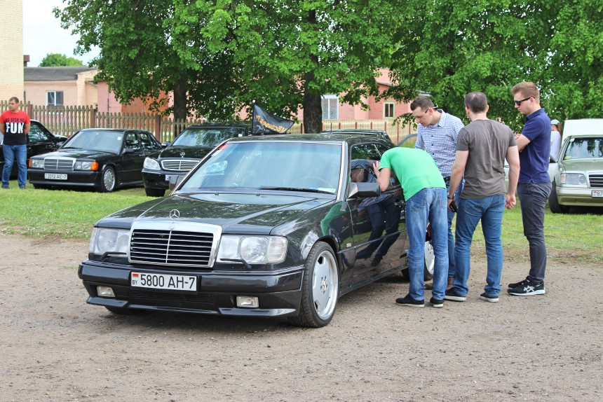 Репортаж с Benz Fest: редчайший Mercedes R107, спортивный 190Е 2.3-16 и S124 в состоянии нового авто
