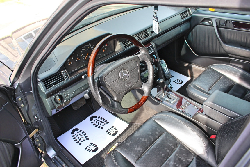 Репортаж с Benz Fest: редчайший Mercedes R107, спортивный 190Е 2.3-16 и S124 в состоянии нового авто