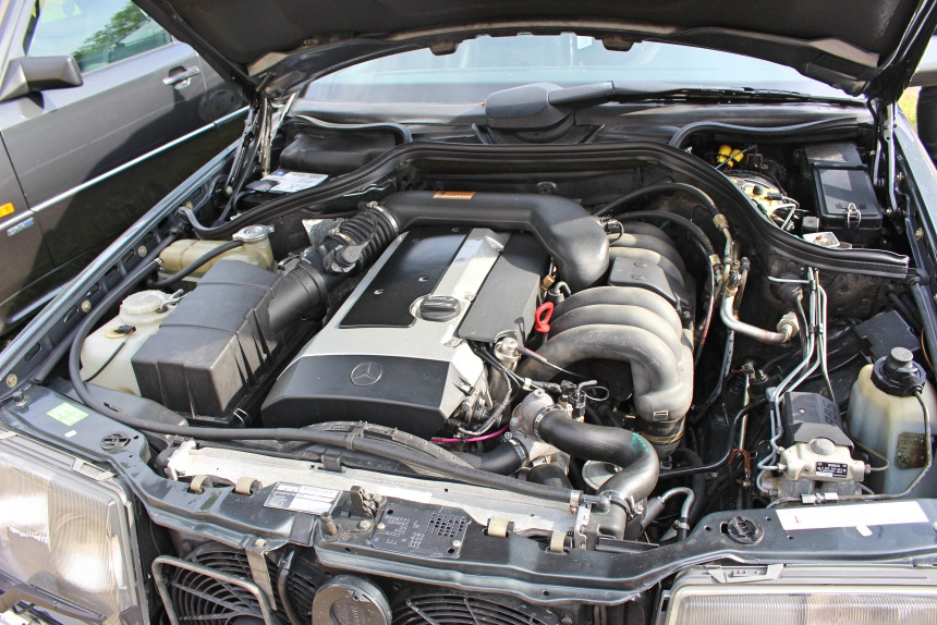 Репортаж с Benz Fest: редчайший Mercedes R107, спортивный 190Е 2.3-16 и S124 в состоянии нового авто