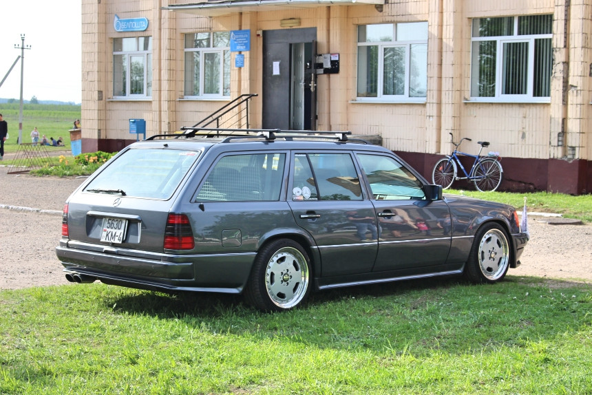 Репортаж с Benz Fest: редчайший Mercedes R107, спортивный 190Е 2.3-16 и S124 в состоянии нового авто
