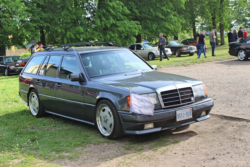 Репортаж с Benz Fest: редчайший Mercedes R107, спортивный 190Е 2.3-16 и S124 в состоянии нового авто