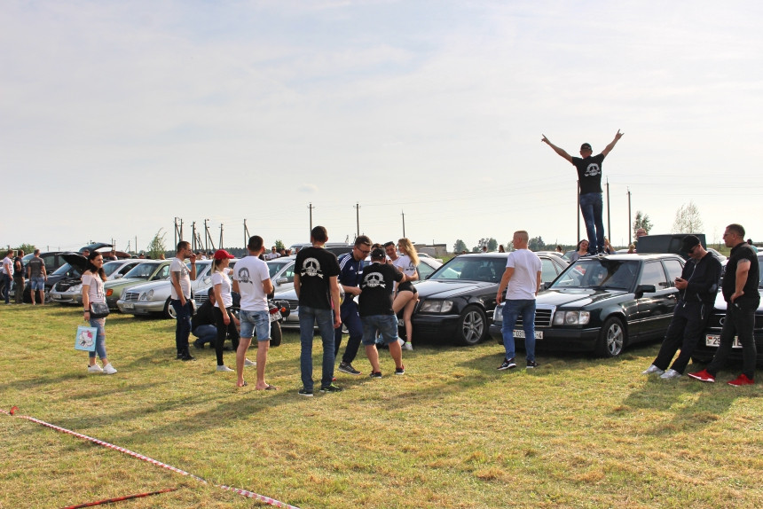 Репортаж с Benz Fest: редчайший Mercedes R107, спортивный 190Е 2.3-16 и S124 в состоянии нового авто