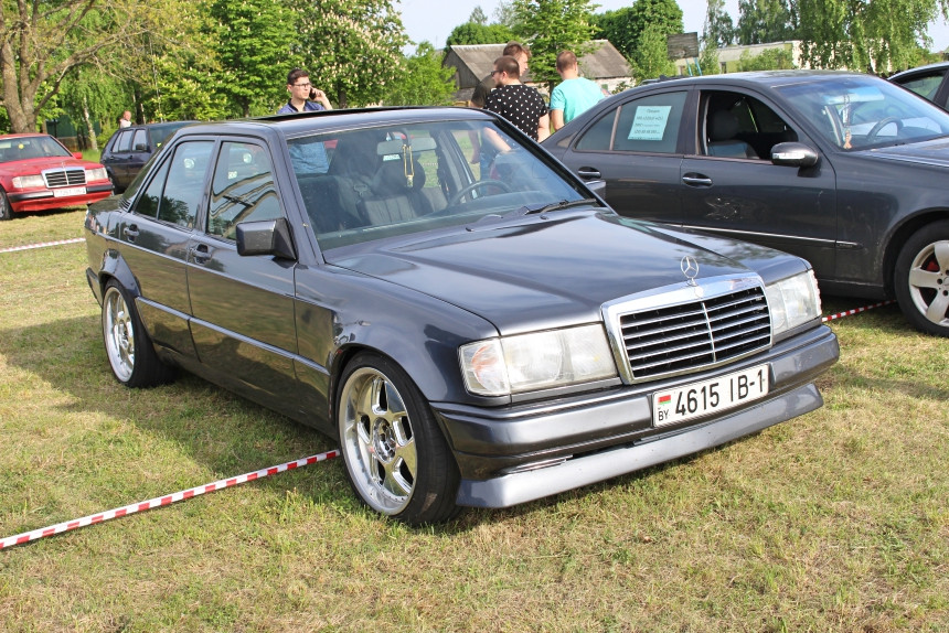 Репортаж с Benz Fest: редчайший Mercedes R107, спортивный 190Е 2.3-16 и S124 в состоянии нового авто