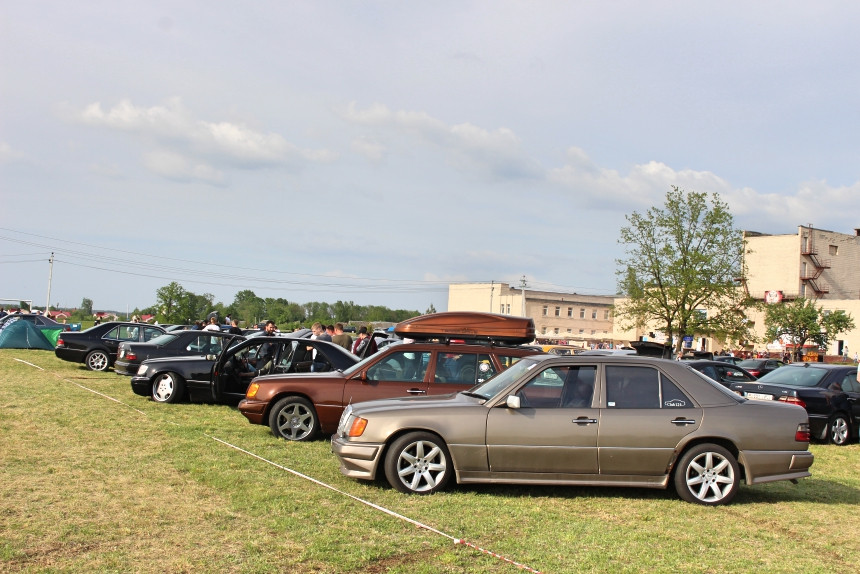 Репортаж с Benz Fest: редчайший Mercedes R107, спортивный 190Е 2.3-16 и S124 в состоянии нового авто