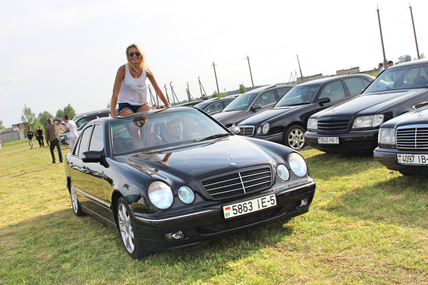 Репортаж с Benz Fest: редчайший Mercedes R107, спортивный 190Е 2.3-16 и S124 в состоянии нового авто