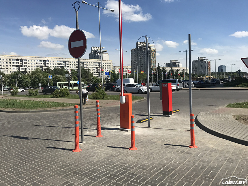 Парковка возле Нацбиблиотеки станет платной. Но кое-кто платить не будет (получен ответ Dana Holdings)