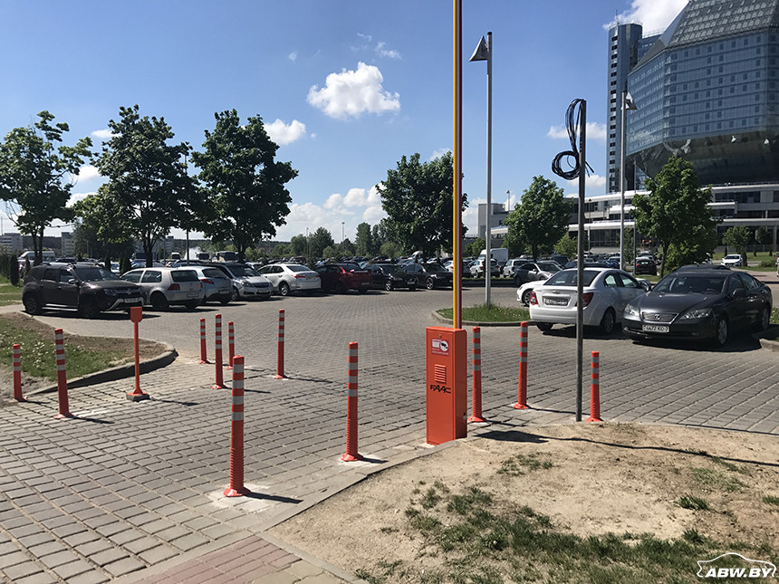 Парковка возле Нацбиблиотеки станет платной. Но кое-кто платить не будет (получен ответ Dana Holdings)