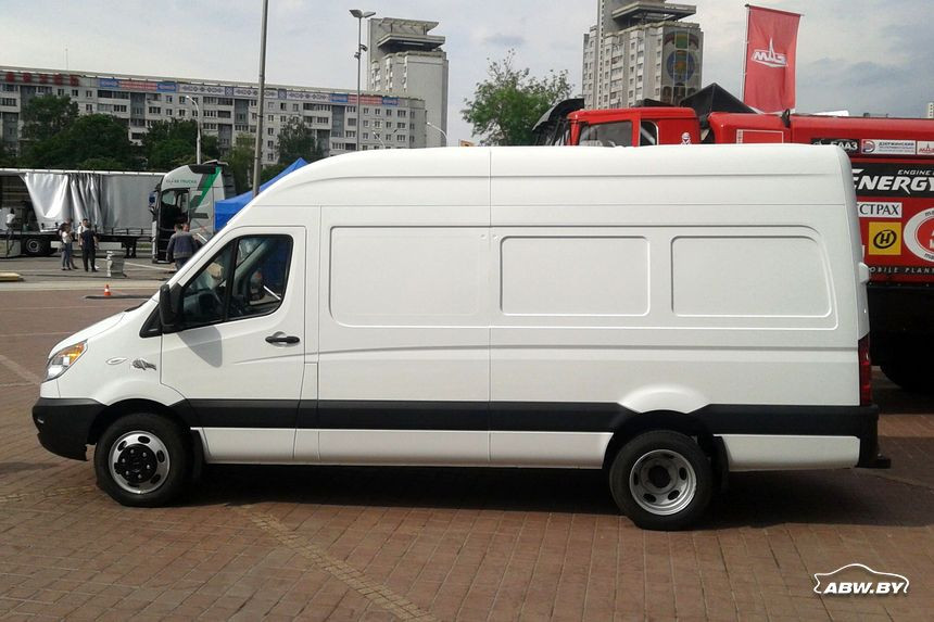 Фургон МАЗ-365022 впервые выставлен на всеобщее обозрение. Можно оценить и прицениться. ОБНОВЛЕНО