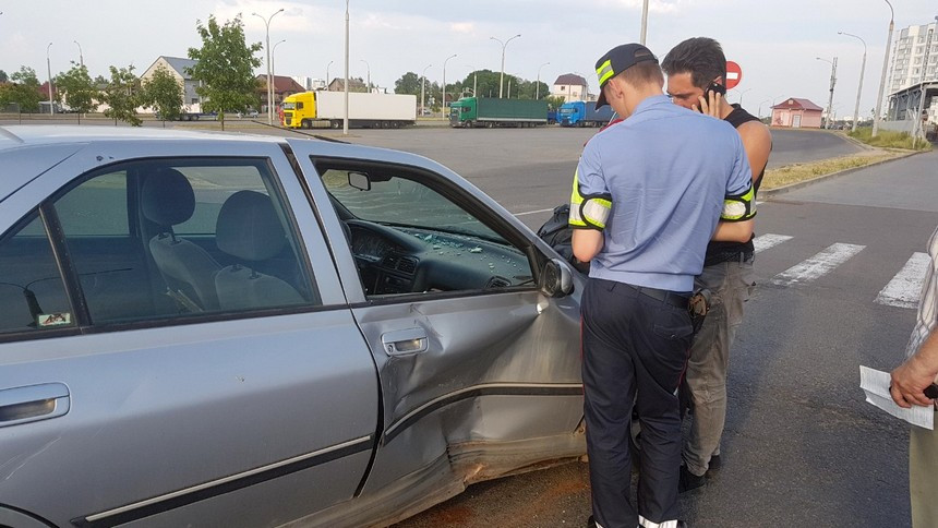 В Каменной Горке Peugeot не пропустил мотоциклиста