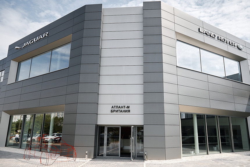 За стеклом. Белорусский дилер Jaguar и Land Rover переехал в новое здание