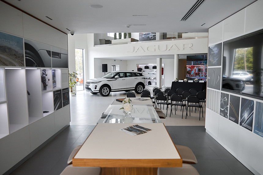 За стеклом. Белорусский дилер Jaguar и Land Rover переехал в новое здание
