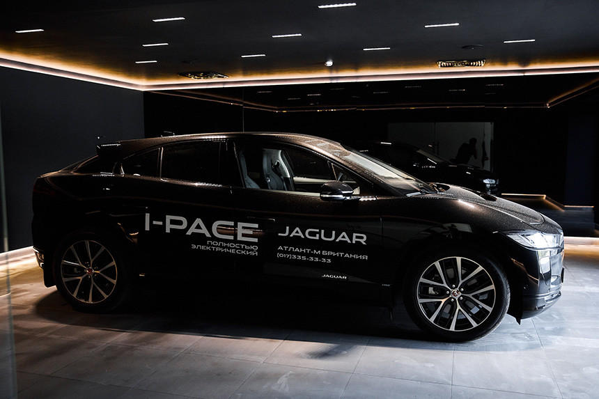 За стеклом. Белорусский дилер Jaguar и Land Rover переехал в новое здание