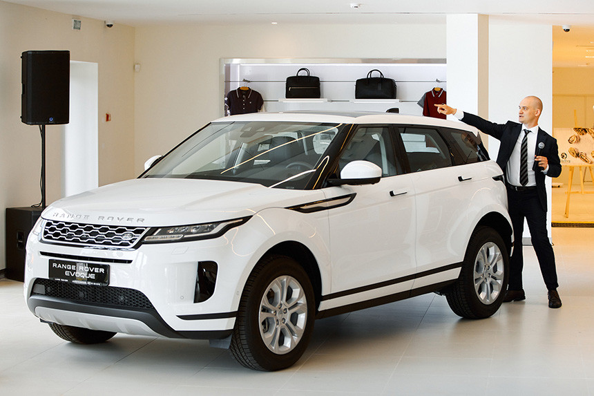 За стеклом. Белорусский дилер Jaguar и Land Rover переехал в новое здание
